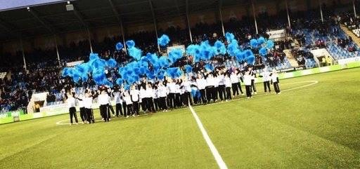 Uppvisningsdansare på fotbollsplan