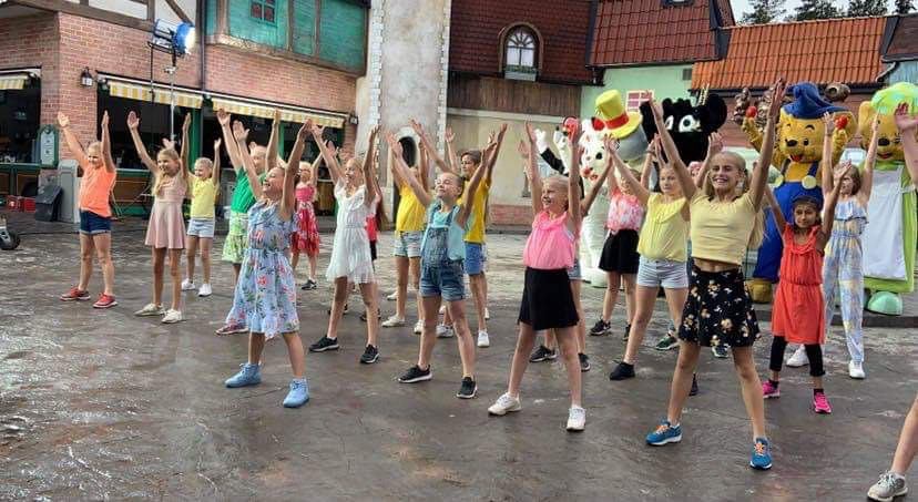 Barn dansar med bamse och hans kompisar