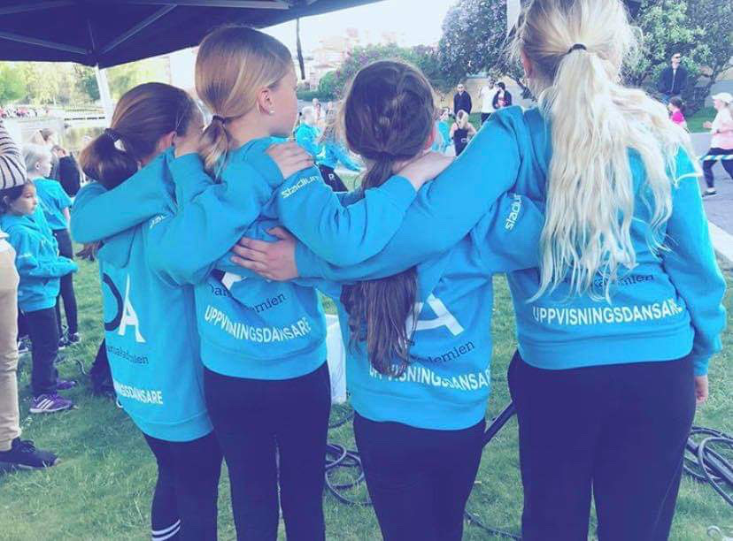 Fyra barn håller om varandra