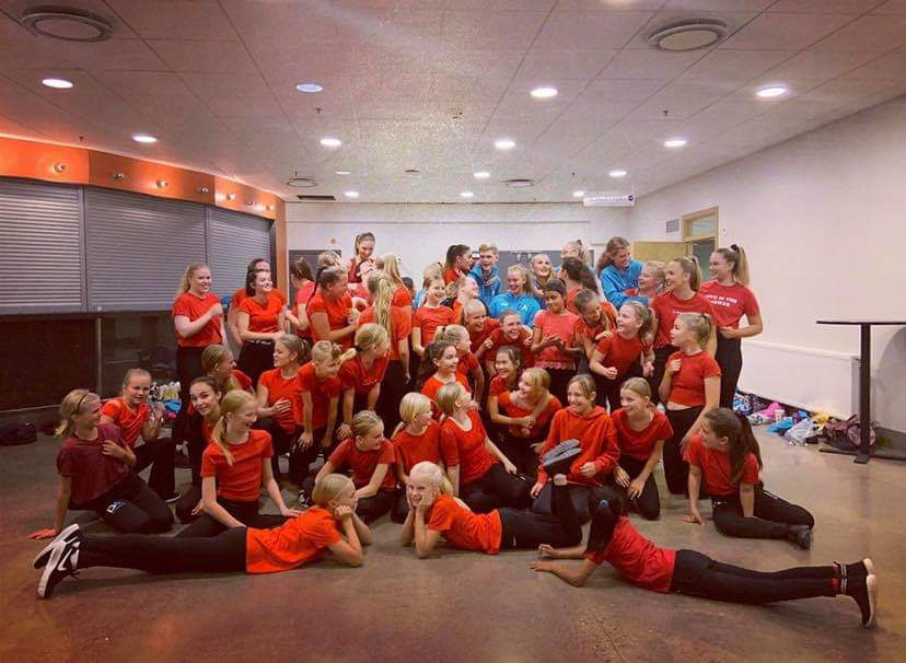 Ungdomar i röda tröjor - gruppbild